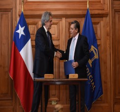 Firma un convenio con Chile Foto 2