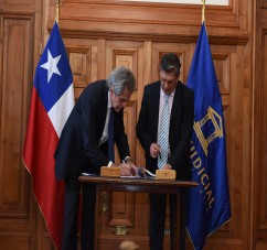 El presidente de la Corte Suprema firma un convenio con Chile para la implementación del Plan Estratégico - Foto 1
