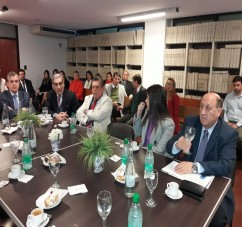 El Ministro Pupilar y de la Defensa, Washington Héctor Navarro, comparte el informe de la OGA - Concepción, con los vocales de la Corte Suprema de Justicia y el Ministro Público Fiscal.
