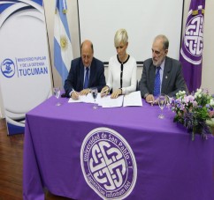 El Ministro Pupilar y de la Defensa, doctor Washington Navarro firma el convenio con la fundadora de la Universidad San Pablo T, doctora Catalina Lonac y el rector de la USPT, doctor Horacio Deza.