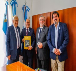 DISTINCION AL MINISTRO PUPILAR Y DE LA DEFENSA